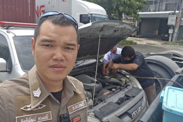 ตำรวจ สภ.ดอนหัวฬ่อ เข้าช่วยเหลือประชาชนรถยนต์ขัดข้อง แบตเตอรี่หมด-น้ำมันรั่ว