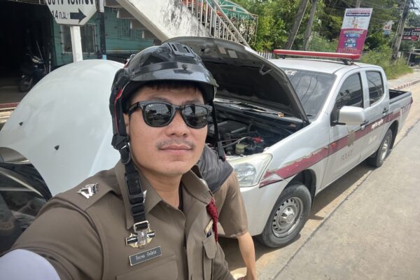 ตำรวจน้ำใจงาม ช่วยเหลือประชาชนรถแบตหมดที่แยกท้องคุ้ง
